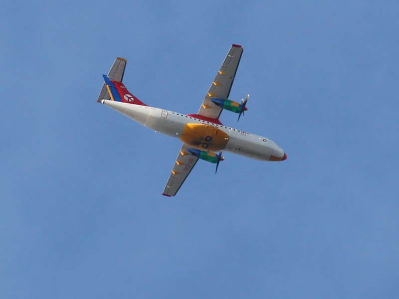 flot_flyver_april2013_bentn_dk.jpg - Lundtofte 21 april 2013.- Et fly i flotte farver